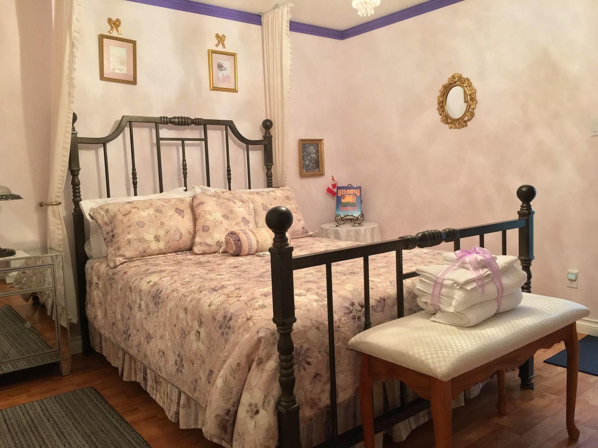 Alexandria House Bed & Breakfast West Kelowna Bagian luar foto