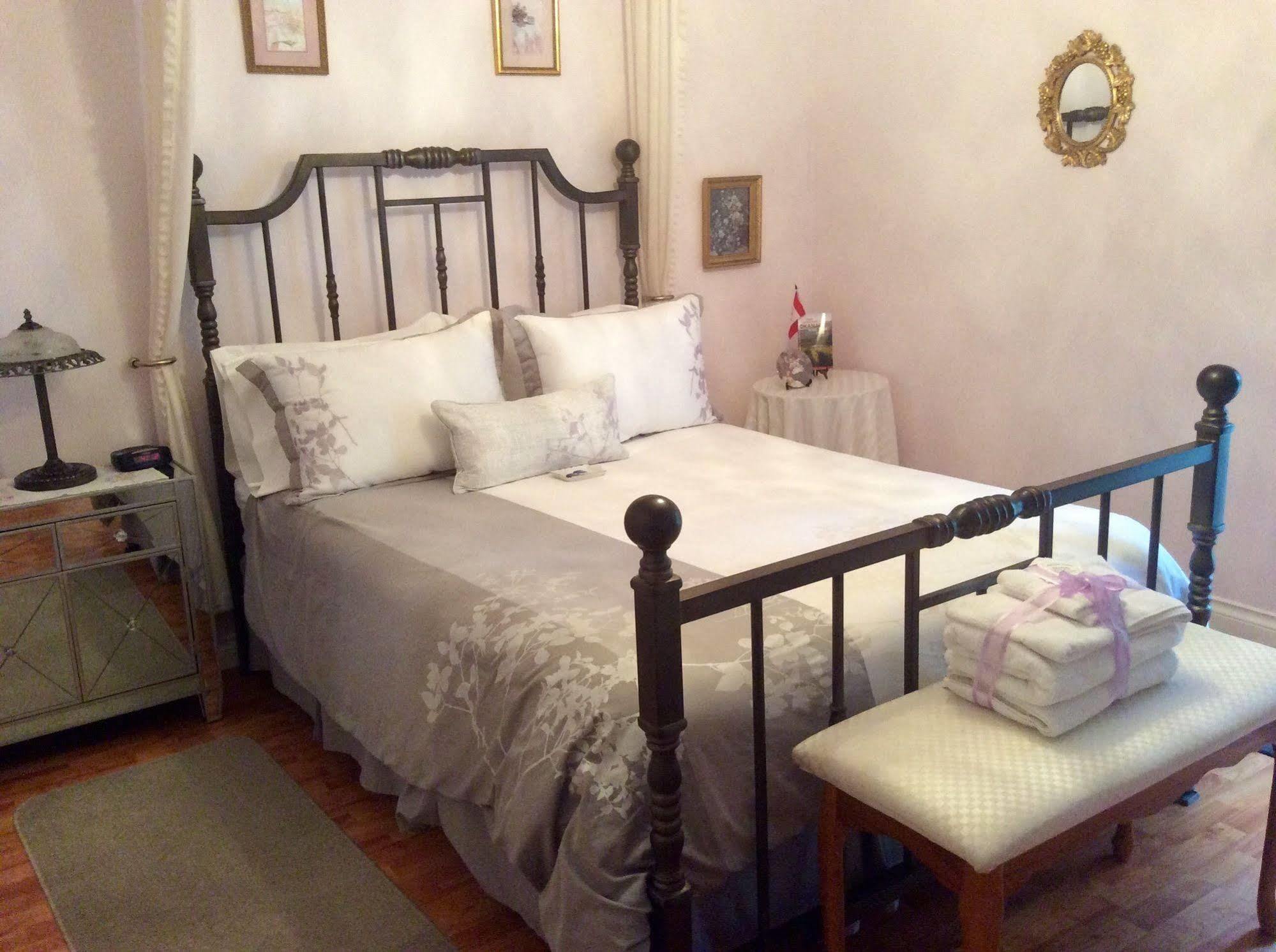Alexandria House Bed & Breakfast West Kelowna Bagian luar foto